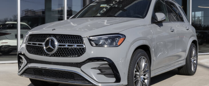 Indianapolis - January 28, 2025: Mercedes-Benz GLE 350 4MATIC SUV at a dealership. Mercedes offers the GLE350 with a 2.0L Turbo Hybrid engine. MY:2025